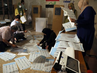 Miembros de un colegio electoral en el barrio de Karrada en Bagdad llevan a cabo un recuento manual tras las elecciones del domingo.