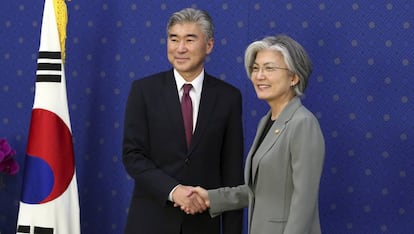 La ministra de Exteriores surcoreana, Kang Kyung-wha, junto al jefe de la delegación de EE UU enviada al país asiático, Sung Kim, este viernes en Seúl.