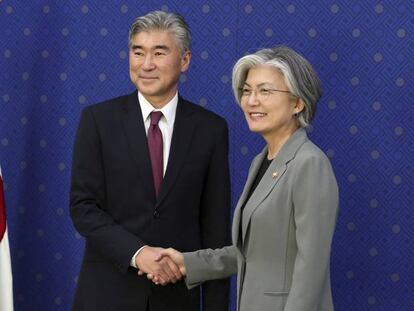 La ministra de Exteriores surcoreana, Kang Kyung-wha, junto al jefe de la delegación de EE UU enviada al país asiático, Sung Kim, este viernes en Seúl.