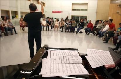 El conjunto musical prepara los villancicos Adeste Fideles y Vamos a escuchar al viento en su último ensayo antes del concierto que darán este lunes en el Auditorio Nacional juntos al coro y a la orquesta profesional.