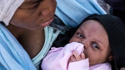 Una migrante con su bebé durante un rescate frente a las costas de Libia.