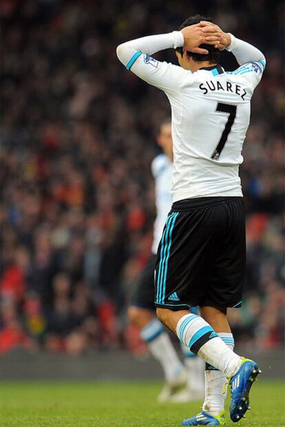 Luis Suárez se lamenta durante el partido en Old Trafford.