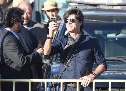 Joaquim Löw, seleccionador de Alemania, toma fotografías con su móvil a su llegada a Brasil