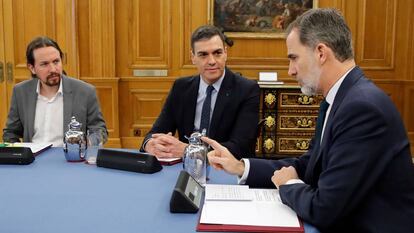 Pablo Iglesias y Pedro Sánchez junto al rey Felipe VI durante el Consejo de Ministros del pasado 18 de febrero.