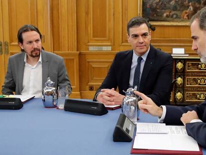 Pablo Iglesias y Pedro Sánchez junto al rey Felipe VI durante el Consejo de Ministros del pasado 18 de febrero.