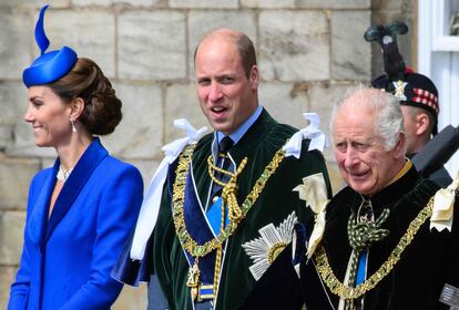 Los príncipes de Gales han sido los únicos de la familia real británica que han asistido al evento celebrado este miércoles en Edimburgo. Como futuro heredero al trono, el hijo mayor del monarca y Diana de Gales, ha acompañado a su padre en su segunda coronación. 