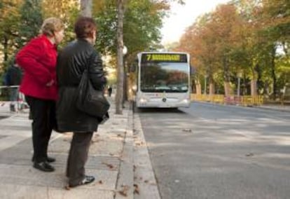 Dos mujeres esperan el autobús en el parque de la Florida de Vitoria. EFE/Archivo