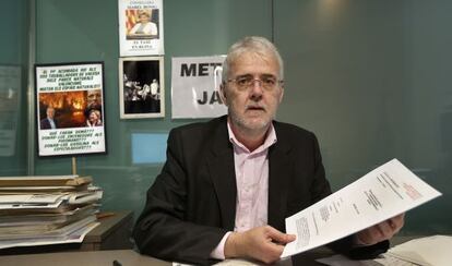 El diputado Francesc Signes muestra la sentencia del Tribunal Superior de Justicia.