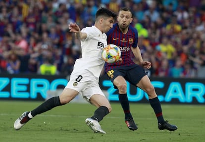 Carlos Soler (en primer término) y Jordi Alba pelean por el esférico.