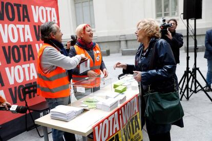 Manuela Carmena y el delegado del Área de Gobierno de Participación Ciudadana, Transparencia y Gobierno Abierto, Pablo Soto, depositarán su papeleta.