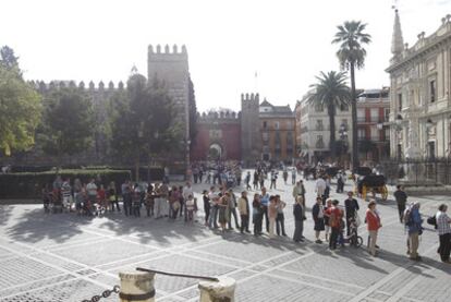 Los turistas hacen cola para visitar el Alcázar y la Catedral de Sevilla.