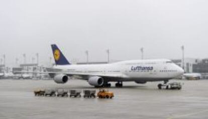 Un remolcador de aviones tira de un Boeing 747-8 de Lufthansa en el aeropuerto de M&uacute;nich (Alemania). 