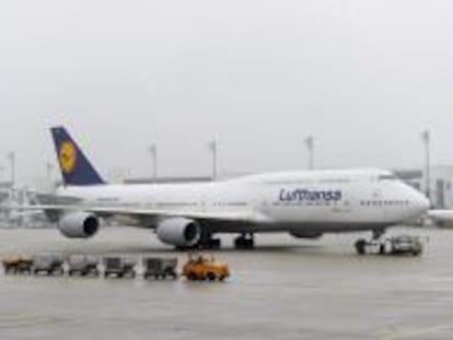 Un remolcador de aviones tira de un Boeing 747-8 de Lufthansa en el aeropuerto de M&uacute;nich (Alemania). 