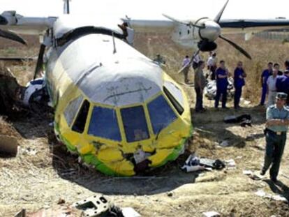 Una veintena de personas continúan hoy trabajando en el lugar en el que se estrelló ayer el avión CN-235