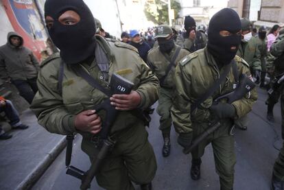 Policías bolivianos participan en una de las marchas en La Paz para pedir un aumento salarial que les equipare con los miembros de las fuerzas armadas del país.