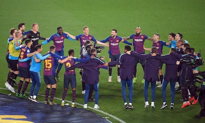 Los jugadores del Barcelona celebran la conquista del título de Liga.