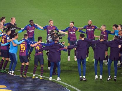 Los jugadores del Barcelona celebran la conquista del título de Liga.