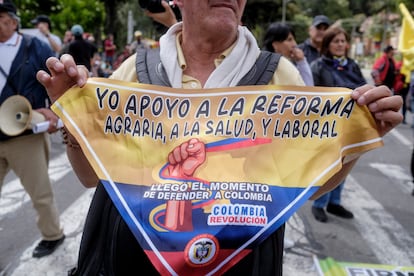 Un hombre sostiene una pañoleta a favor de la consulta popular de Petro, durante el paro nacional.