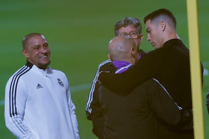 Cristiano Ronaldo, con Roberto Carlos y Chendo y en el entrenamiento del Real Madrid en Riad.