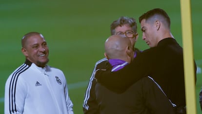 Cristiano Ronaldo, con Roberto Carlos y Chendo y en el entrenamiento del Real Madrid en Riad.