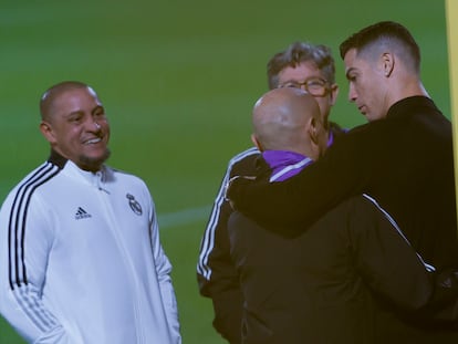 Cristiano Ronaldo, con Roberto Carlos y Chendo y en el entrenamiento del Real Madrid en Riad.