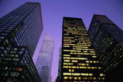 El edificio Seagram, iluminado en primer término, de Ludwig Mies van der Rohe, en Nueva York.