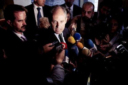 Francisco Camps, junto al eurodiputado del PP Carlos Iturgaiz (a la izquierda), ayer en Valencia.