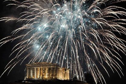 Fuegos artificiales sobre el Acrópolis de Atenas (Grecia) durante la celebración del Año Nuevo.