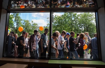 "Nuestro objetivo es que nuestros clientes no noten la diferencia ni en la calidad ni en el ambiente", ha añadido Paroev durante la ceremonia de apertura en la moscovita plaza Pushkin, donde abrió el primer restaurante McDonald's en 1990, durante la todavía Unión Soviética.