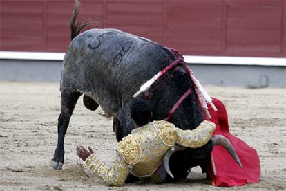 Medhi Savalli, en su segundo toro durante la novillada de ayer en Las Ventas.