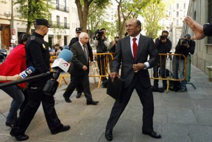 El presidente del banco Santander, Emilio Botín, a su llegada, ayer, al Supremo para declarar como testigo en la causa contra Garzón.