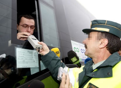Un conductor de autobús hace hoy en Madrid una prueba de alcoholemia de la Dirección General de Tráfico.