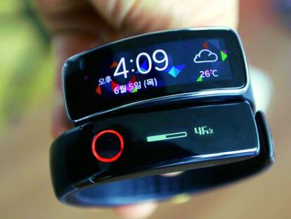 Els rellotges i les polseres intel·ligents es comuniquen amb l''smartphone' i mesuren la distància, les calories, el pols...
