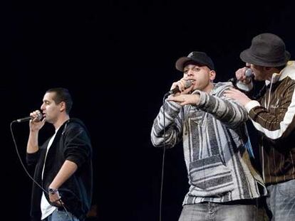 El grupo palestino de <i>hip-hop</i> Dam, durante su actuación el jueves en Barcelona.
