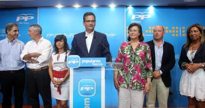 Basagoiti (en el centro), durante su comparecencia en la sede del PP en Bilbao. Con él, desde la izquierda, los dirigentes populares Leopoldo Barreda, Antón Damborena, Nerea Llanos, Juana Bengoechea, Carmelo Barrio y María del Carmen López de Ocariz.