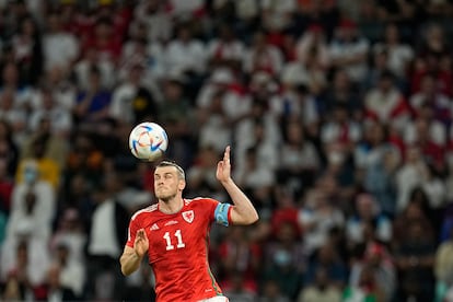 El jugador Galés Gareth Bales en nuna jugada de cabeza durante le primer tiempo del partido. (AP Photo/Abbie Parr)