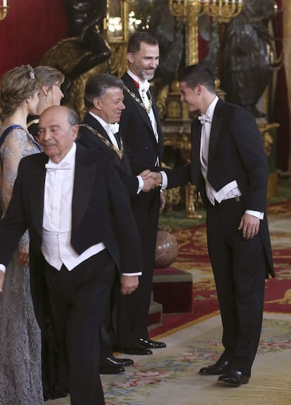 Los Reyes y el matrimonio Santos saludan al jugador del Real Madrid James Rodríguez.