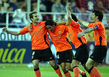 Tras las derrotas del Madrid y el Barcelona en esta jornada, el Valencia necesitaba tres puntos para conseguir la Liga. Rubén Baraja, en la segunda parte, ha certificado la victoria valencianista con otro gol. En la imagen, Baraja celebra el tanto con sus compañeros Vicente, Xisco y Albelda.