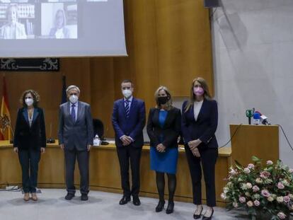 La ministra de Hacienda (en el centro) junto al comité de expertos para la reforma fiscal.