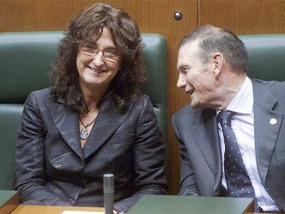 El <i>lehendakari</i> Ibarretxe hablaba con la <i>vicelehendakari,</i> Idoia Zenarruzabeitia, en un momento del pleno de ayer.