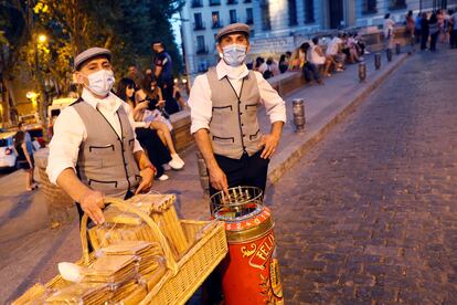 Dos barquilleros en la plaza del General Vara del Rey, durante las fiestas de San Cayetano, este viernes.