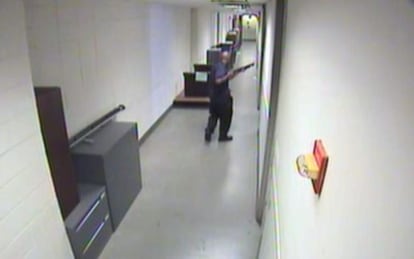 Fotografía cedida por el FBI que muestra a Aaron Alexis con una escopeta Remington.