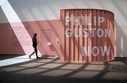 Entrada de la exposición 'Philip Guston: Now', con la advertencia de los comisarios en la pared.