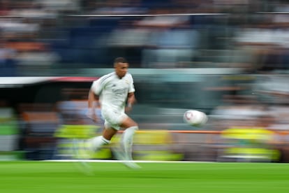 Kylian Mbappé corre con el balón en su debut como jugador del Real Madrid en el Santiago Bernabéu, este domingo.