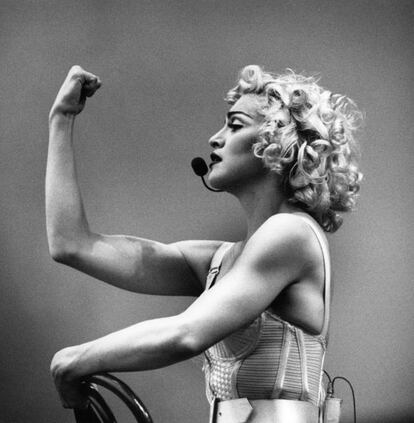 El apodo que le pusieron ya era significativo: la Ambición Rubia. Cómo de llamativo era en los recientes ochenta que una mujer tuviera ambición como para que el término se usara para etiquetarla junto al color de su pelo, dato, al parecer, verdaderamente relevante: como si la unión de ambos conceptos fuera una osadía inconcebible que conviniera resaltar. Pero el caso es que Madonna es un ejemplo de determinación, una cantante que ha llevado su carrera por donde ha querido (casi siempre un paso por delante del resto), que ha gestionado maravillosamente bien sus recursos y ha sido inspiración para miles de chicas y chicos de todo el mundo. En la imagen, Madonna durante un concierto en Rotterdam en 1990.