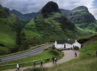 El verde domina el paisaje escocés en Glen Coe, en la región de los Highlands.