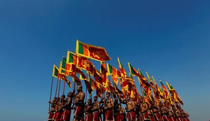 Militares de Sri Lanka desfilan con la bandera nacional durante un ensayo del 70º aniversario de la celebración del día de la independencia de Sri Lanka en Colombo (Sri Lanka).