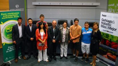 Pilar Unzalu, en el centro, junto al resto de premiados y miembros de Gaztenek.