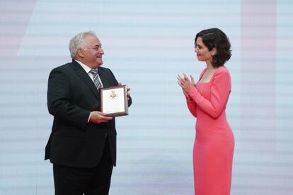 Antonio Cosmen, chef y propietario de Cruz Blanca Vallecas, ha recibido la Cruz de la Orden del Dos de Mayo de manos de la presidenta de la Comunidad de Madrid, Isabel Díaz Ayuso, que destacó que el restaurante es “un referente de la cocina tradicional en Madrid, especialmente gracias a su magistral cocido”