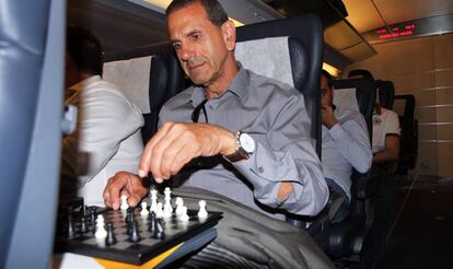Uno de los viajeros juega con uno de los 300 juegos de ajedrez repartidos en el AVE Madrid-Barcelona.